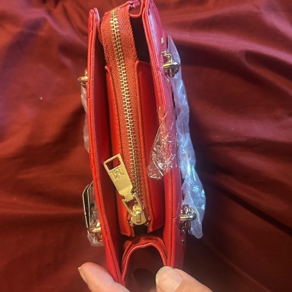 Bagley Mischka Red Quilted Purse/Crossbody. - Picture 3 of 13